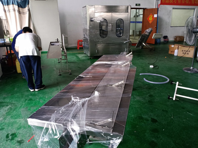 自動(dòng)液體灌裝機(jī)與市場(chǎng)同步走，滿足快捷式出產(chǎn)